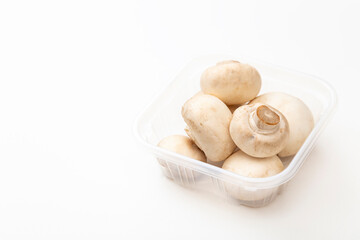 白背景にホワイトマッシュルーム