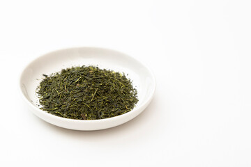 白背景に緑茶の葉
