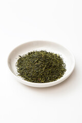 白背景に緑茶の葉