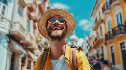 Obraz premium Enthusiastic tourist sightseeing in a vibrant city