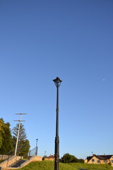 Latarnia nocna uliczna na tle nieba © VILKTERIO