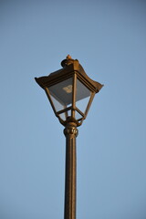 Latarnia nocna uliczna na tle nieba © VILKTERIO