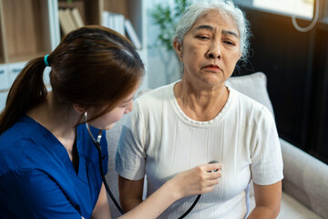 Obraz premium Doctor with stethoscope examining elderly patient with examination, presenting symptoms and recommending treatment, healthcare and medical concept.