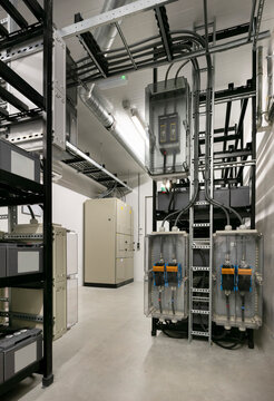 Power inverter for emergency backup at data center
