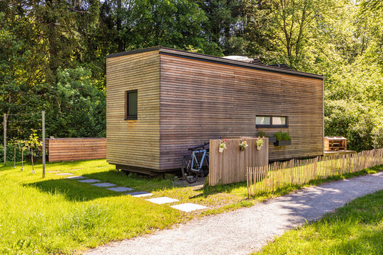 Germany, Baden-Wurttemberg, Schorndorf, Footpath in front of tiny wooden house