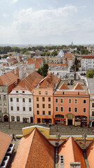 Świdnica, widok na rynek i na miasto z Wieży Ratuszowej, kolorowe zabytkowe kamienice wokół Świdnickiego rynku, Dolny Śląsk. Panorama miasta. © Anita