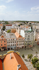 Świdnica, widok na rynek i na miasto z Wieży Ratuszowej, kolorowe zabytkowe kamienice wokół Świdnickiego rynku, Dolny Śląsk. Panorama miasta. © Anita