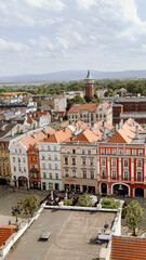 Świdnica, widok na rynek i na miasto z Wieży Ratuszowej, kolorowe zabytkowe kamienice wokół Świdnickiego rynku, Dolny Śląsk. Panorama miasta. © Anita