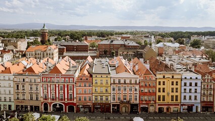 Świdnica, widok na rynek i na miasto z Wieży Ratuszowej, kolorowe zabytkowe kamienice wokół Świdnickiego rynku, Dolny Śląsk. Panorama miasta.