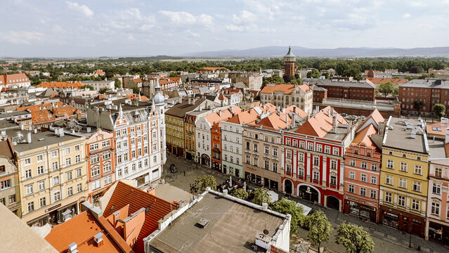 Świdnica, widok na rynek i na miasto z Wieży Ratuszowej, kolorowe zabytkowe kamienice wok&oacute;ł Świdnickiego rynku, Dolny Śląsk. Panorama miasta.