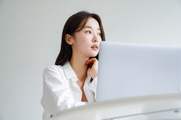 デスクワークをする若い女性