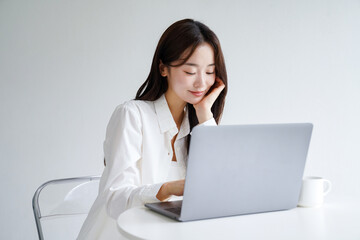 デスクワークをする若い女性