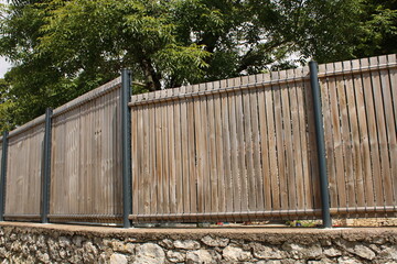 Clôture occultation en lattes bois pour grillage rigide