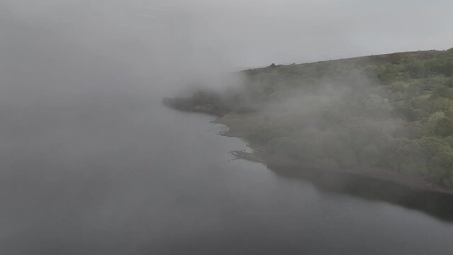 Niebla entrando en un embalse muy verde de galicia