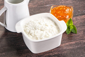 Grain curd with cream and jam