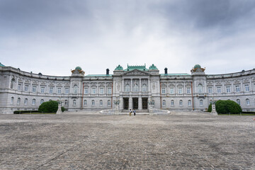 Obraz premium The facade of the State Guest House Akasaka Palace on a cloudy day