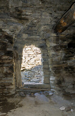 Obraz premium One of the rooms in the medieval village of Shatili. Stone walls and low doorway