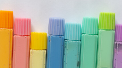 並ぶカラフルな絵具