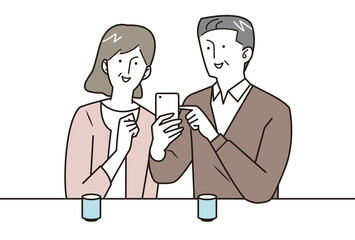 スマホを見ながら会話する年配夫婦