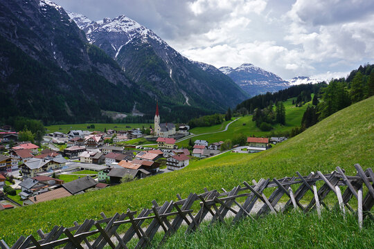 Naturpark Lechtal; &Ouml;sterreich; Tirol;  Blick auf Holzgau im Lechtal und zu den Lechtaler Alpen