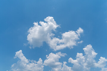 初夏の青空に浮かぶ雲