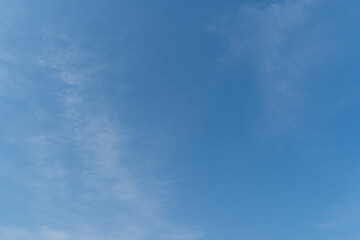 うっすらと青空に浮かぶ雲