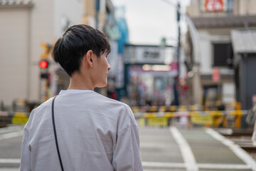 商店街を歩く男性の後ろ姿