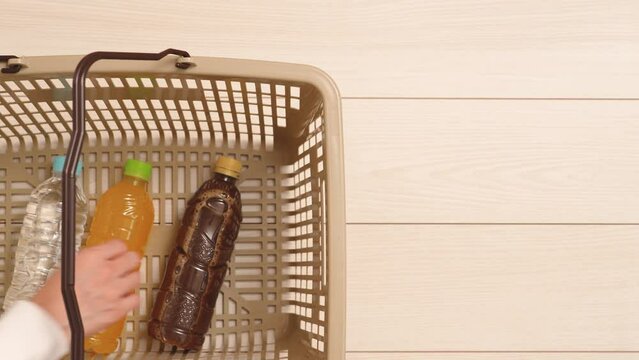 Buying drinks in plastic bottles. Drinks in the shopping cart. Shopping, drinks, plastic bottles, water, buying, preparing, etc.　ペットボトルに入った飲み物を買う。買い物かごに入ったボトルドリンク。買い物、飲み物、ペットボトル、水分、買う、備えるなど
