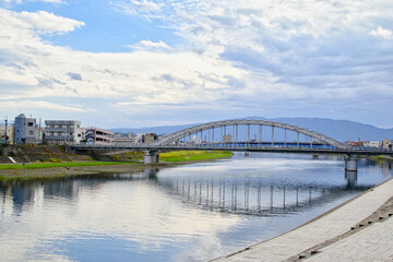 Naklejka premium 川と橋