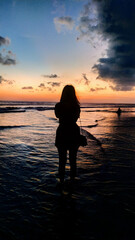 Fototapeta premium silhouette of a women in the sunset
