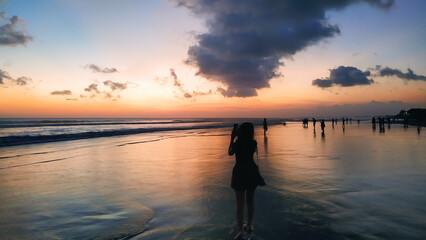 Fototapeta premium silhouette of a women in the sunset