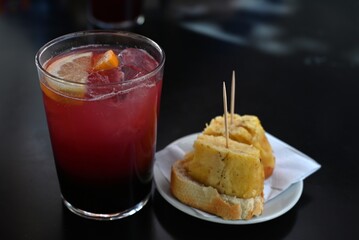 Verre de sangria avec une soucoupe de tapas en gros plan