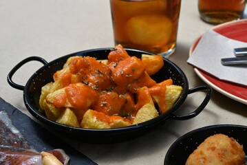 Plat de pommes de terre avec une sauce épicée en gros plan
