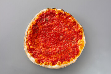 pizza, marinara, pomodoro, origano, rossa, croccante, romana, roma, italia, mafia, alimento, pizzeria, tavolo, legno, grezzo, chiaro, ingredienti, pasti, cena, pranzare, tavolino, venature, micro, mac