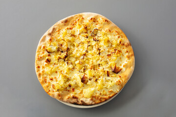 pizza, patate, rosmarino, patata, schiacciata, e mozzarella, forno, legna, tavolo, grigio, prospettiva, alto, pianta, in, italia, pizzeria, rotonda, tradizionale, bassa, ruota, carro, ristorante, fatt