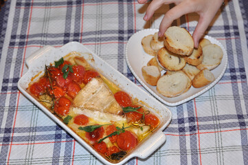 queijo brie com tomate cereja prato gourmet delicioso com torradas 