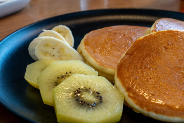 パンケーキとキウイフルーツのある朝食