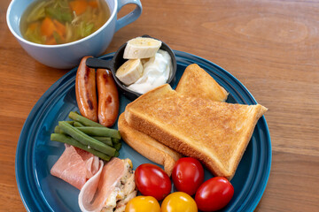 ヘルシーなトーストの朝食