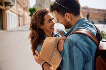Naklejka premium Young loving couple embracing in city.