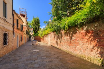 Fototapeta premium Venezia Dorsoduro Corte del Sabion con Portale in Pietra