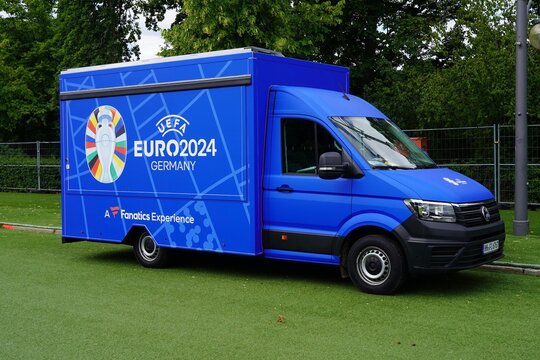 Transporter von Fanatics mit Grafik der Uefa Euro 2024 auf der Fanmeile am Brandenburger Tor in Berlin am 17.06.2024