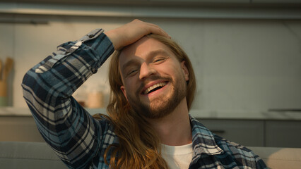 Obraz premium Caucasian man male guy homeowner looking at camera smiling positive palm head face laughing smile good news reaction forgot laugh talk at home apartment carefree cheerful facial expression fun joy