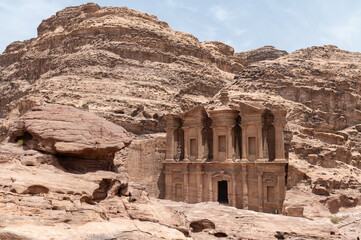 Petra, fachada del monasterio entre monta&ntilde;as, Jordania.