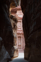 El tesoro de Petra, Jordania, visto desde el desfiladero de El Siq.