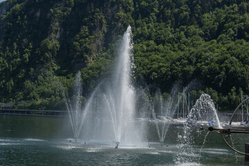 Wasserspiel im Vierwaldstättersee, bei Hergiswil, Kanton Nidwalden. Schweiz