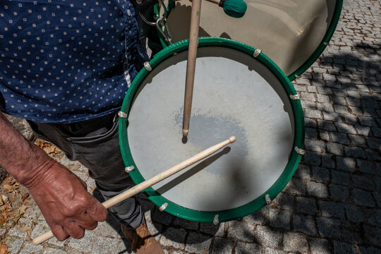 Grupo de percuss&atilde;o a animar a festa de ritmo e alegria com seus tambores