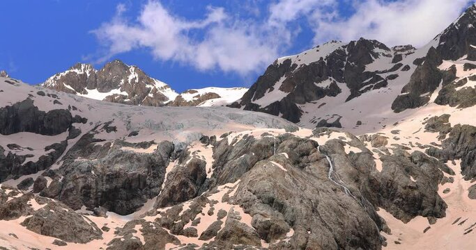 Le Glacier Blanc en saison du printemps dans le Massif des &Eacute;crins en france
