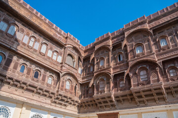Obraz premium A large building Mehrangarh Fort in Jodhpur is perched atop a hill overlooking the landscape