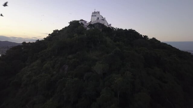 Convento da Penha revelando a cidade de Vit&oacute;ria.