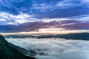 Obraz premium Orange sky and sea of clouds before sunrise. A peaceful, refreshing feeling. View of the mountains surrounding Emerald Reservoir. Xindian District, Taiwan.